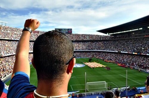 Fotball fans jubler.