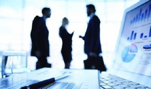 Gruppe av mennesker som prater.