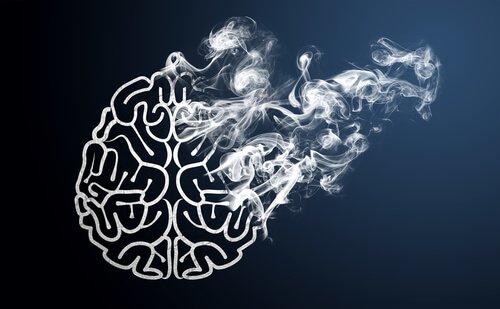 Hjerne som forsvinner i røyk.