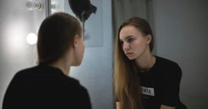 Eksponeringsterapi med speil: Hva går det ut på?