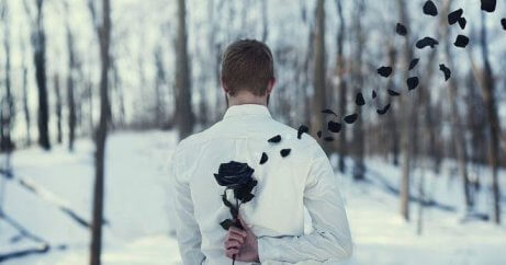 mann med rose bak ryggen