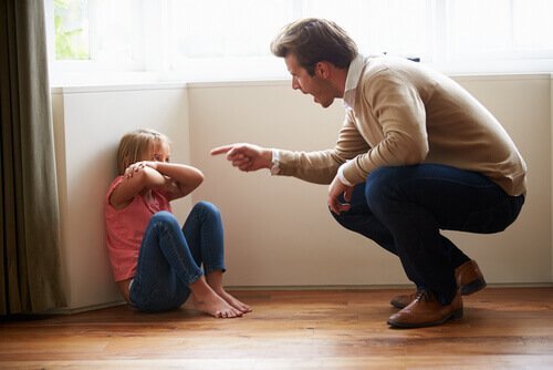Å rope til barnet ditt er ikke positivt når det gjelder å oppdra barn.