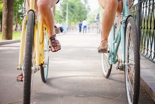 Vi ser benene på to venner syker side ved side på hver sin sykkel
