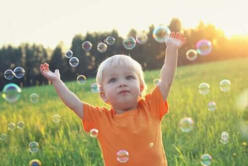 Barn med bobler.