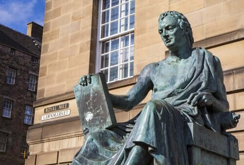 En statue av David Hume.