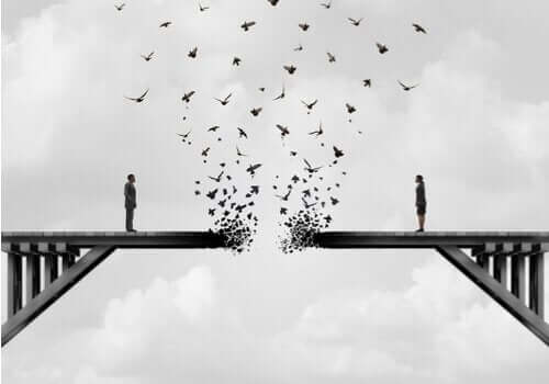 Et par på en ødelagt bro.