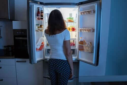 Kvinne foran et kjøleskap.