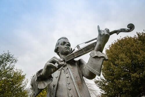 En statue av Wolfgang Amadeus Mozart som spiller fiolin.
