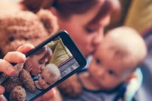 Sharenting: Risikoen ved å dele livet til barnet ditt på sosiale medier