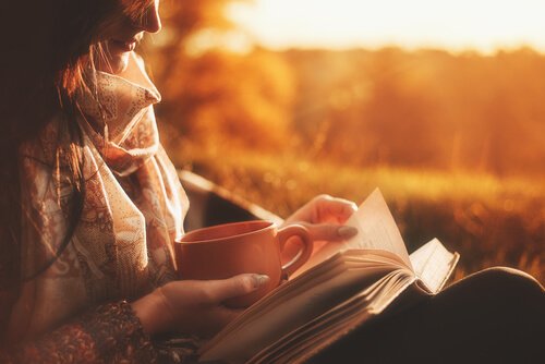 Kvinne nyter fordelene av å lese biografier