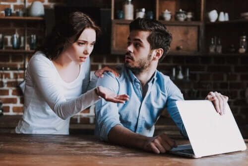 Kvinne ser på en manns PC