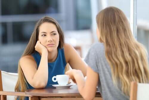 Irritert kvinne snakker med en venn