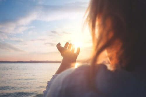 Kvinne i solnedgang har oppnådd selvtranscendens