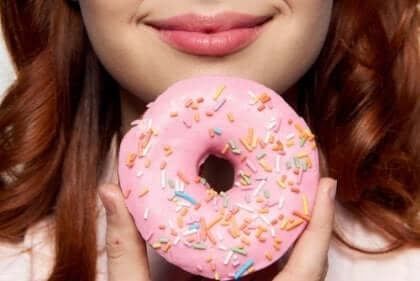 Kvinne med donut