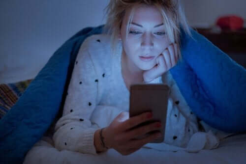 Kvinne ser på telefon