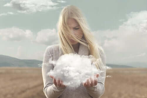 En kvinne som holder en sky i hendene.
