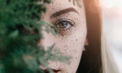 Kvinne bak grener har en sterk karakter og resiliens