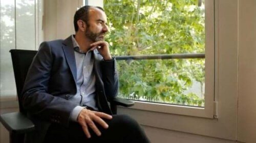 Rafael Santandreu ser ut av et vindu.