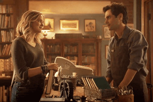 Serien You gjør en god jobb med å vise os de uante farene med å legge ut alt om oss selv på sosiale medier.