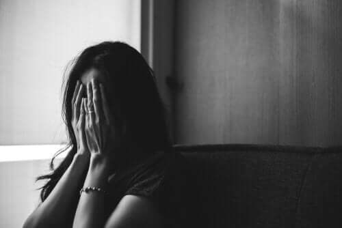 Kvinne som lider av generalisert angstlidelse.