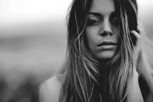 Svar og hvitt profilbilde av ung kvinne.