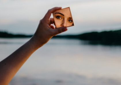 Kvinne ser seg selv i et speil
