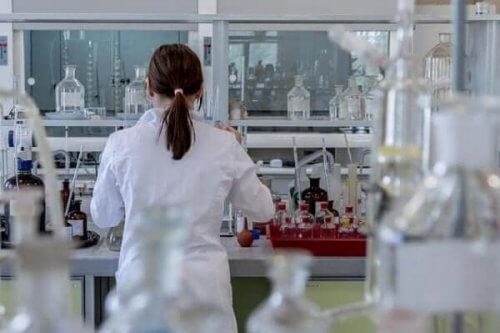 Kvinne i laboratorium