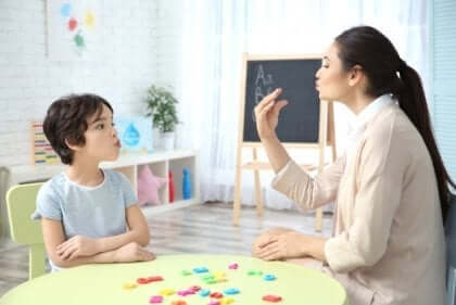 Lærer og barn med spesifikke språkvansker