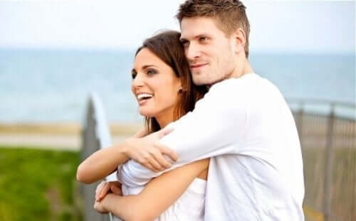 Lykkelig par vet å være glad på andres vegne