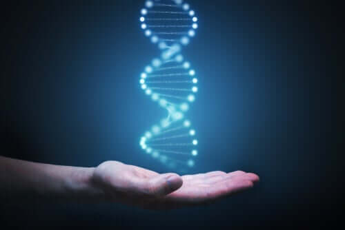 En hånd med et hologram av en DNA-streng som svever over den.