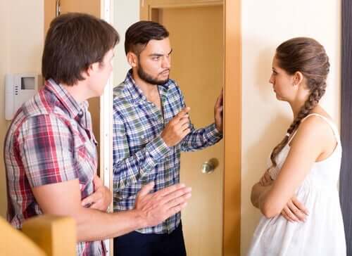 Nabotrakassering: Tre naboer har en samtale