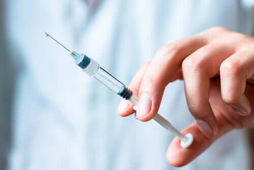 Om Anjovy og dosering: Man kan velge mellom injeksjoner hver mpned, eller hver tredje måned.