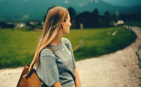 kvinne som knytter bånd med familien