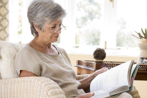 Eldre kvinne leser bok 