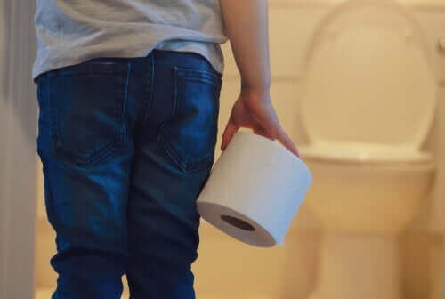 Barn hold toalettpapir