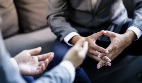 Hender under samtale