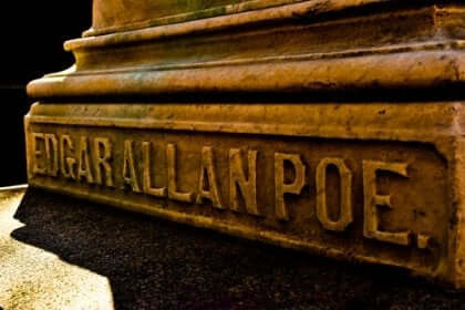 Edgar Allan Poes navn hugget i stein.