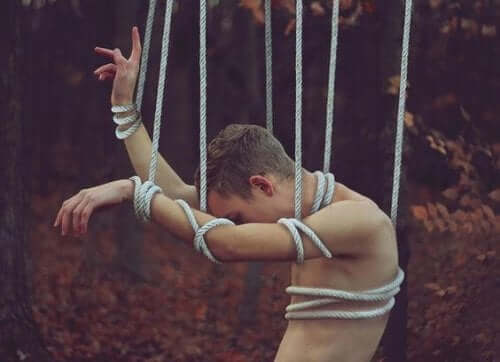 En mann bundet opp i et tau.