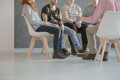En gruppe er samlet for terapeutisk samtaler
