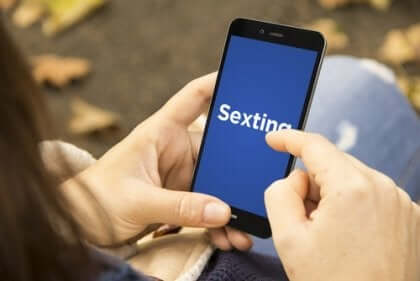 Ordet sexting på en smarttelefonskjerm.