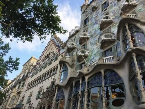 Antoni Gaudí er hjernen bak denne fortryllende bygningen.