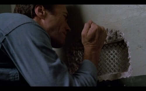Clint Eastwood graver hull i veggen.