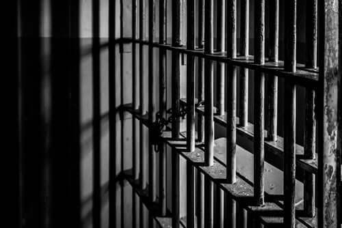 Fengselsgitter i svart og hvitt