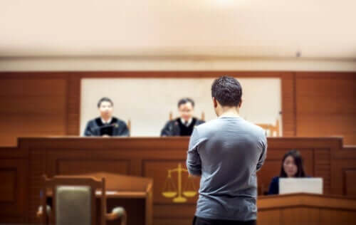 Mann står foran dommer i retten