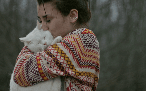 Kvinne klemmer en katt