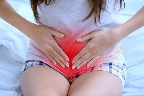 Et av symptomene på polycystisk ovariesyndrom er store smerter under menstruasjon.