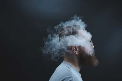 Hodet på en skjeggete mann er omringet av røykskyer