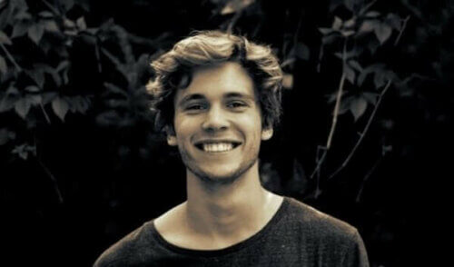 Glad ung mann som smiler