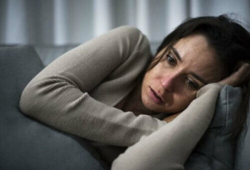Kvinne med depresjon gråter