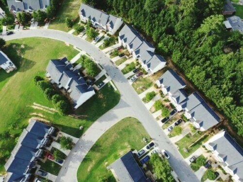 Hus i grønt område